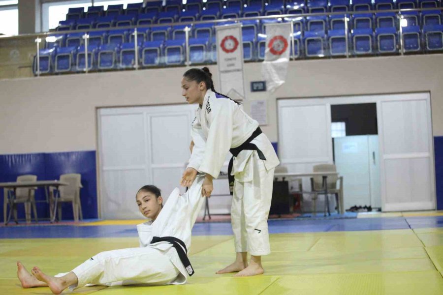 Yaşları Kadar Başarıları Ve Şampiyonlukları Var