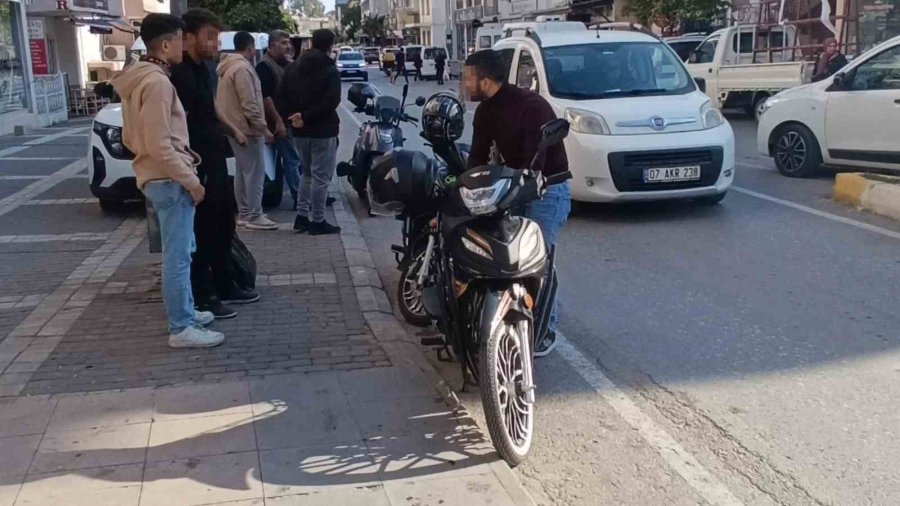 Trafiği Tehlikeye Düşüren Gençler Asayiş Ekibine Yakalandı