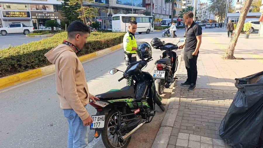 Trafiği Tehlikeye Düşüren Gençler Asayiş Ekibine Yakalandı