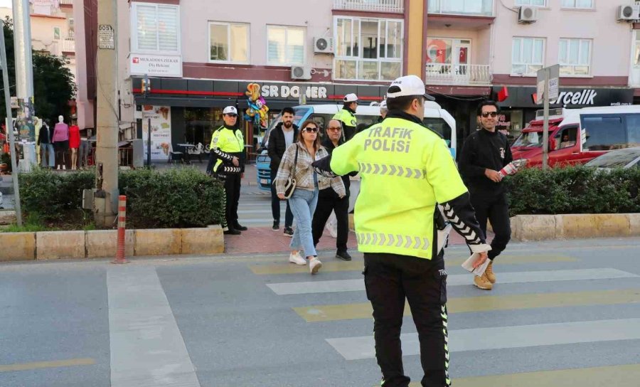 Mersin’de Vatandaşlar Trafik Konusunda Bilgilendiriliyor