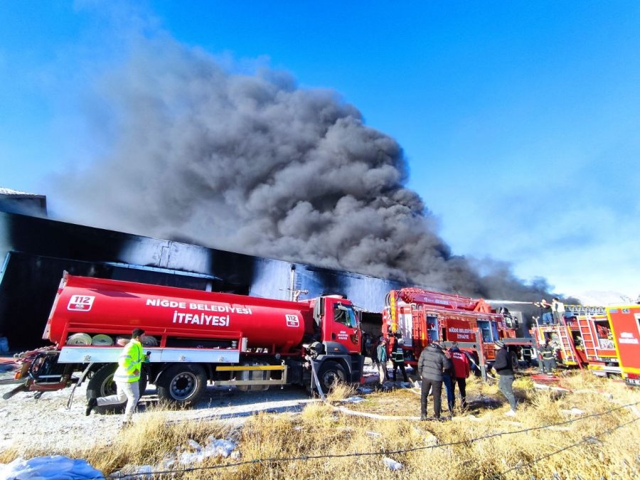 Niğde’de Plastik Çerçeve Fabrikasında Çıkan Yangın Söndürüldü