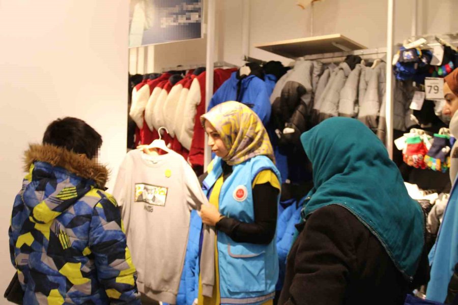 Eskişehir’de Diyanet Vakfı’ndan Miniklere Kıyafet Yardımı