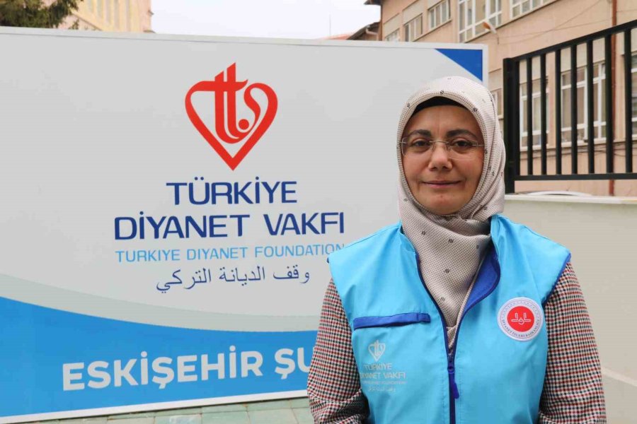 Eskişehir’de Diyanet Vakfı’ndan Miniklere Kıyafet Yardımı