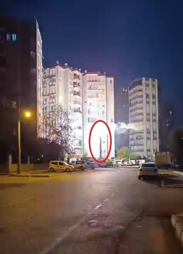 Elektrik Tellerinin Teması Bomba Gibi Patladı