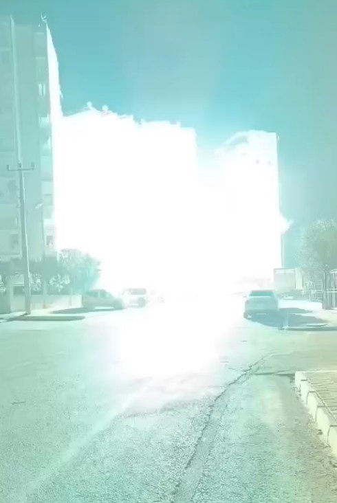 Elektrik Tellerinin Teması Bomba Gibi Patladı