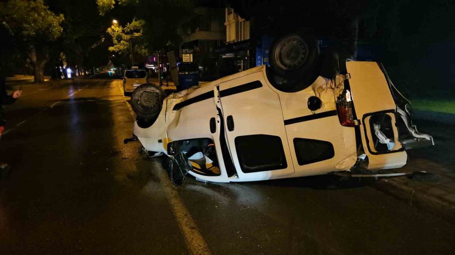 Takla Atan Araçtan Gençleri Yola Savuran Kaza Güvenlik Kamerasında