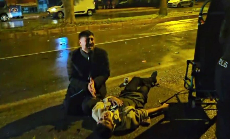 Takla Atan Araçtan Gençleri Yola Savuran Kaza Güvenlik Kamerasında