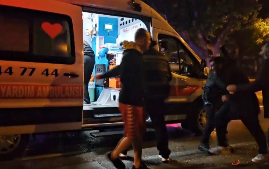 Takla Atan Araçtan Gençleri Yola Savuran Kaza Güvenlik Kamerasında