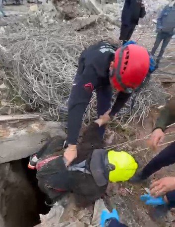 Mersin’de 12 Metre Derinlikteki Su Kuyusuna Düşen Şahsı İtfaiye Kurtardı