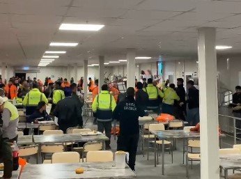 Akkuyu Ngs Yemekhanesinde İşçiler Birbirine Girdi, Masa Ve Sandalyeler Havada Uçuştu