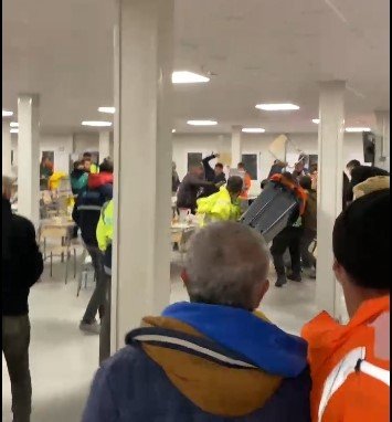 Akkuyu Ngs Yemekhanesinde İşçiler Birbirine Girdi, Masa Ve Sandalyeler Havada Uçuştu