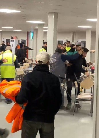 Akkuyu Ngs Yemekhanesinde İşçiler Birbirine Girdi, Masa Ve Sandalyeler Havada Uçuştu