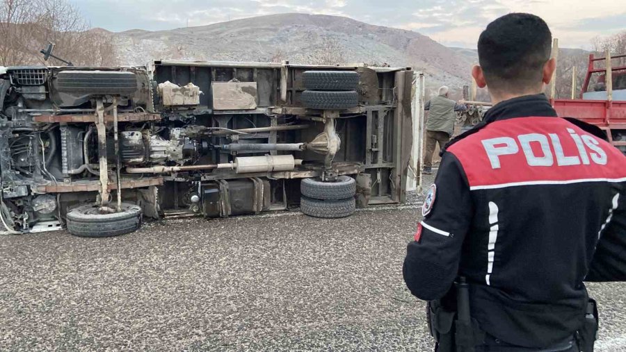 Emniyet Kemeri Hayatını Kurtardı: Devrilen Kamyonetten Burnu Bile Kanamadan Çıktı