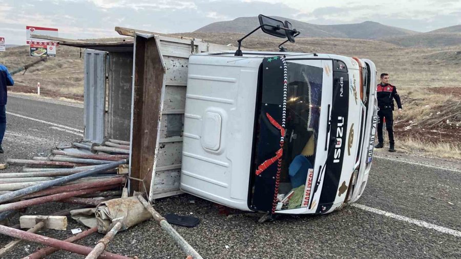 Emniyet Kemeri Hayatını Kurtardı: Devrilen Kamyonetten Burnu Bile Kanamadan Çıktı