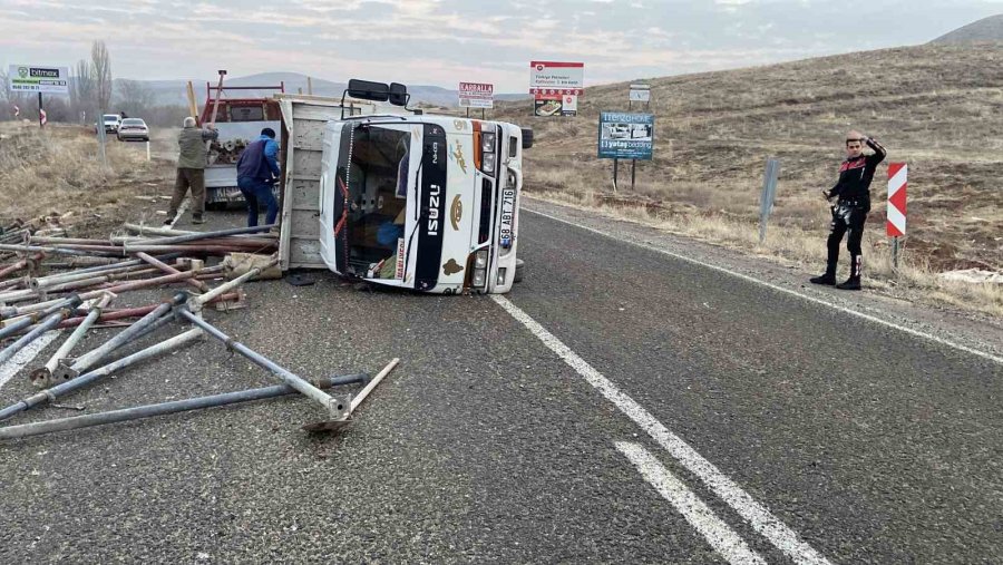 Emniyet Kemeri Hayatını Kurtardı: Devrilen Kamyonetten Burnu Bile Kanamadan Çıktı