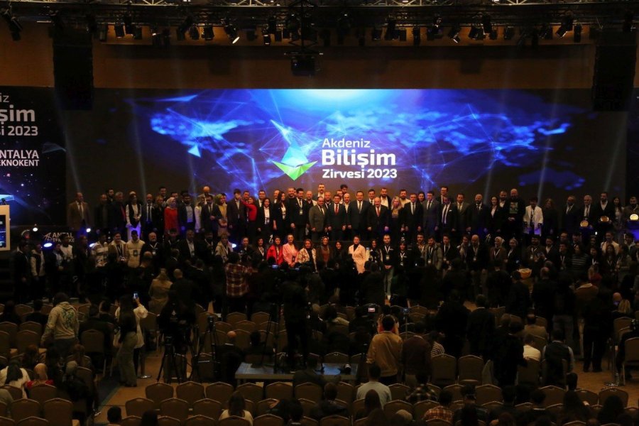 Türk Astronot Akdeniz Bilişim Zirvesi’nde