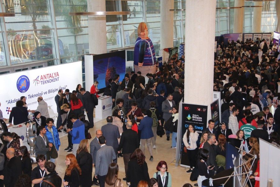 Türk Astronot Akdeniz Bilişim Zirvesi’nde