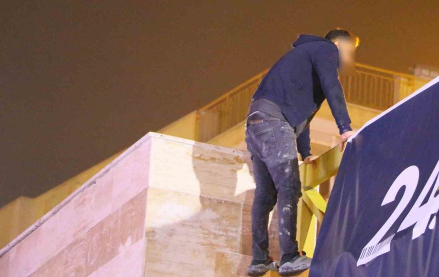 Üst Geçide Çıkan Genç, Kız Arkadaşının Kendini Affetmesi İle Eyleminden Vazgeçti