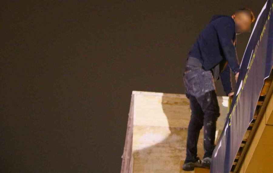 Üst Geçide Çıkan Genç, Kız Arkadaşının Kendini Affetmesi İle Eyleminden Vazgeçti