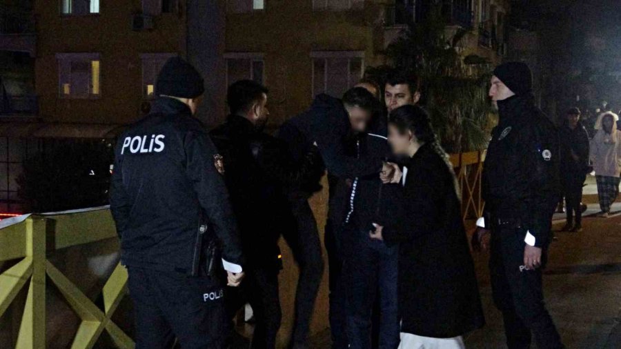 Üst Geçide Çıkan Genç, Kız Arkadaşının Kendini Affetmesi İle Eyleminden Vazgeçti