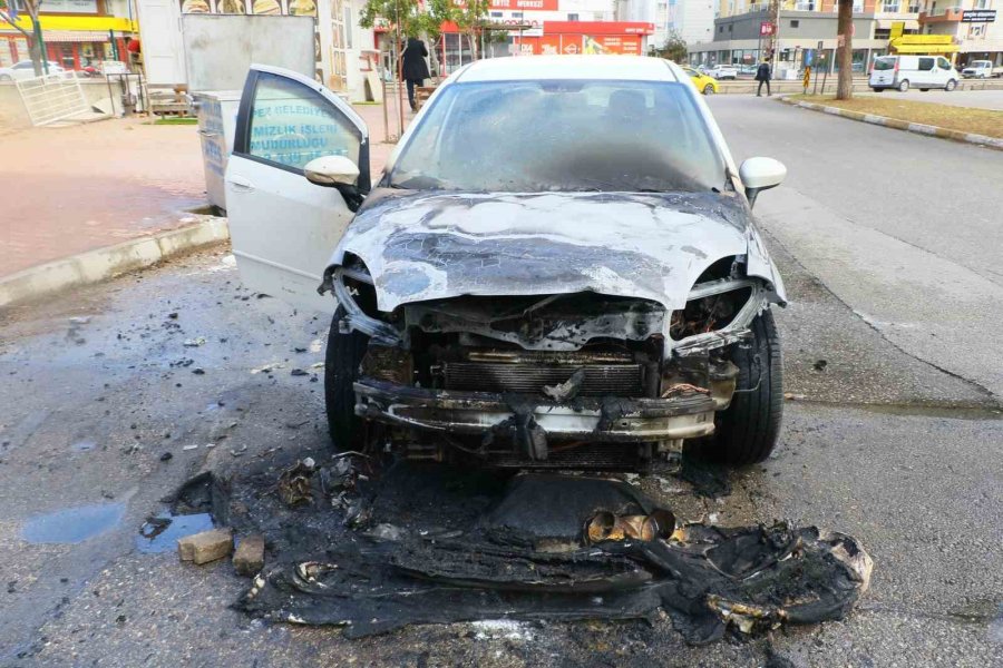 Otogaz Servisinde Enjektörünü Değiştirdiği Fiat Otomobil 2 Dakika Sonra Alev Alev Yandı