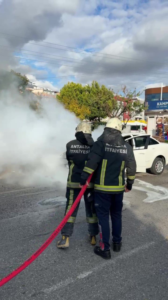 Otogaz Servisinde Enjektörünü Değiştirdiği Fiat Otomobil 2 Dakika Sonra Alev Alev Yandı