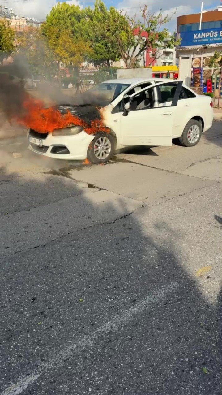 Otogaz Servisinde Enjektörünü Değiştirdiği Fiat Otomobil 2 Dakika Sonra Alev Alev Yandı
