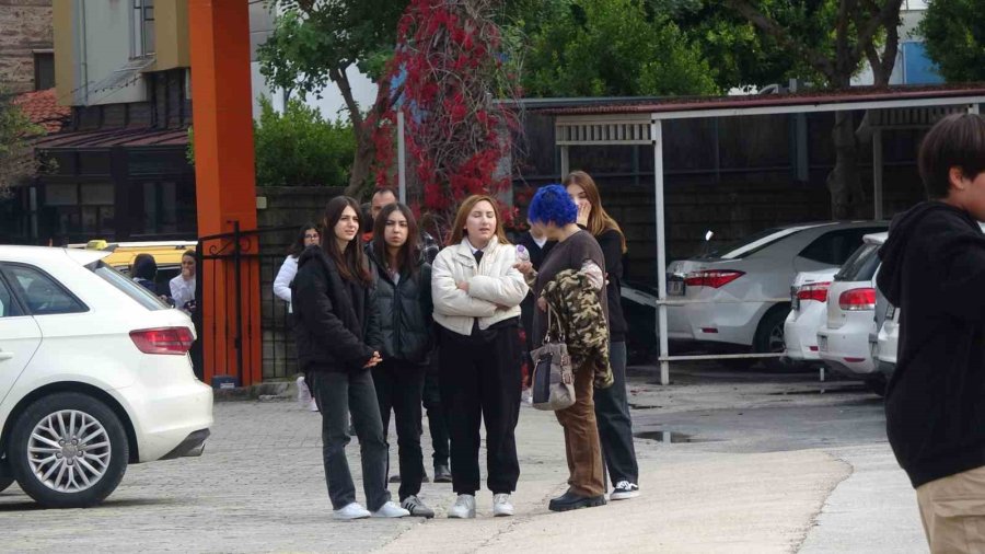 Alanya’da Okulun Trafosu Yandı, Öğrenciler Tahliye Edildi