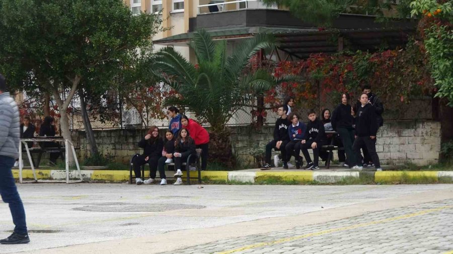 Alanya’da Okulun Trafosu Yandı, Öğrenciler Tahliye Edildi