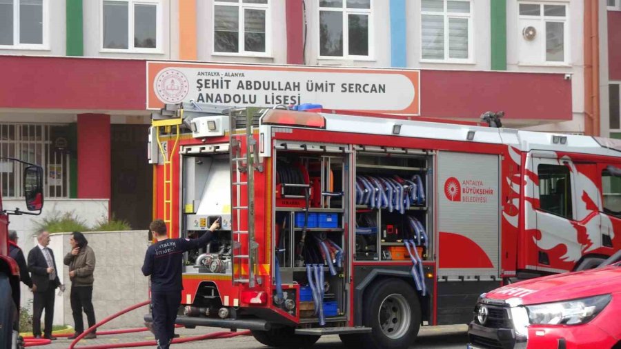 Alanya’da Okulun Trafosu Yandı, Öğrenciler Tahliye Edildi