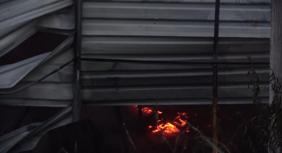 Alanya’da Mobilya Deposu Yandı, Alevler Muz Ve Çiçek Serasına Sıçradı