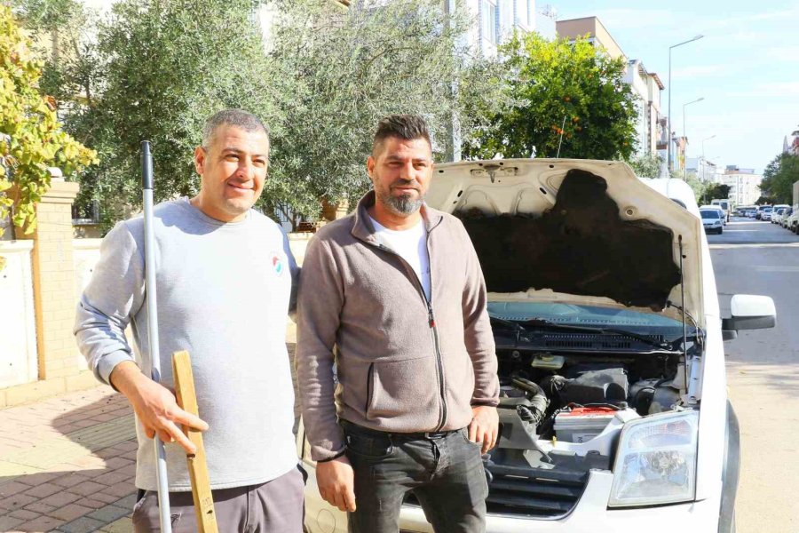 Aracın Motoruna Giren Fareyi Konuşarak İkna Etmeye Çalıştı