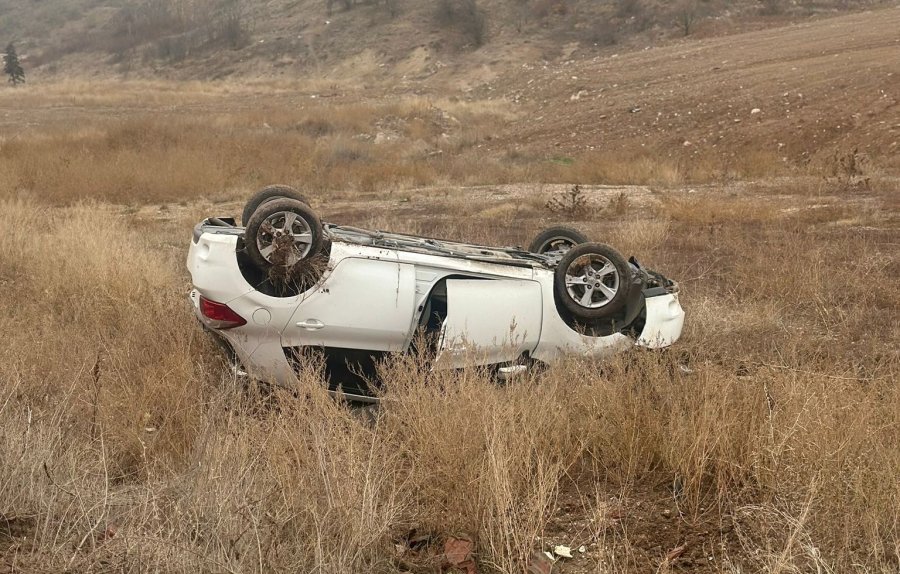 Kayganlaşan Yolda Kontrolden Çıkan Otomobil Şarampole Yuvarlandı