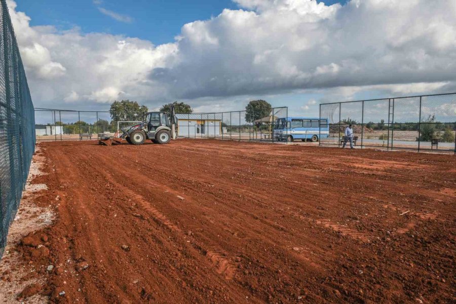 Futbolu Toz Toprak İçinde Değil, Soyunma Odalı Çim Sahada Oynayacaklar