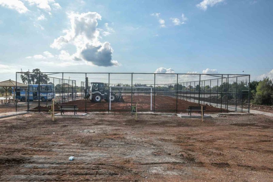 Futbolu Toz Toprak İçinde Değil, Soyunma Odalı Çim Sahada Oynayacaklar