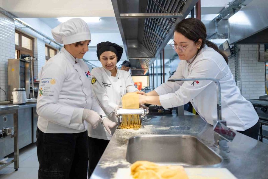 Geleceğin Şefleri Mutfaktaki Hünerlerini Sergiledi