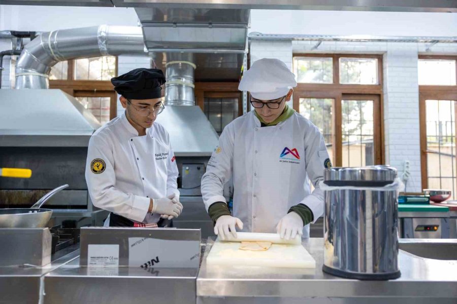 Geleceğin Şefleri Mutfaktaki Hünerlerini Sergiledi