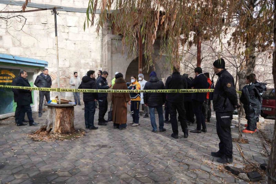Pelet Sobadan Zehirlenen Hamam Çalışanı Ve Müşteri Ölü Bulundu