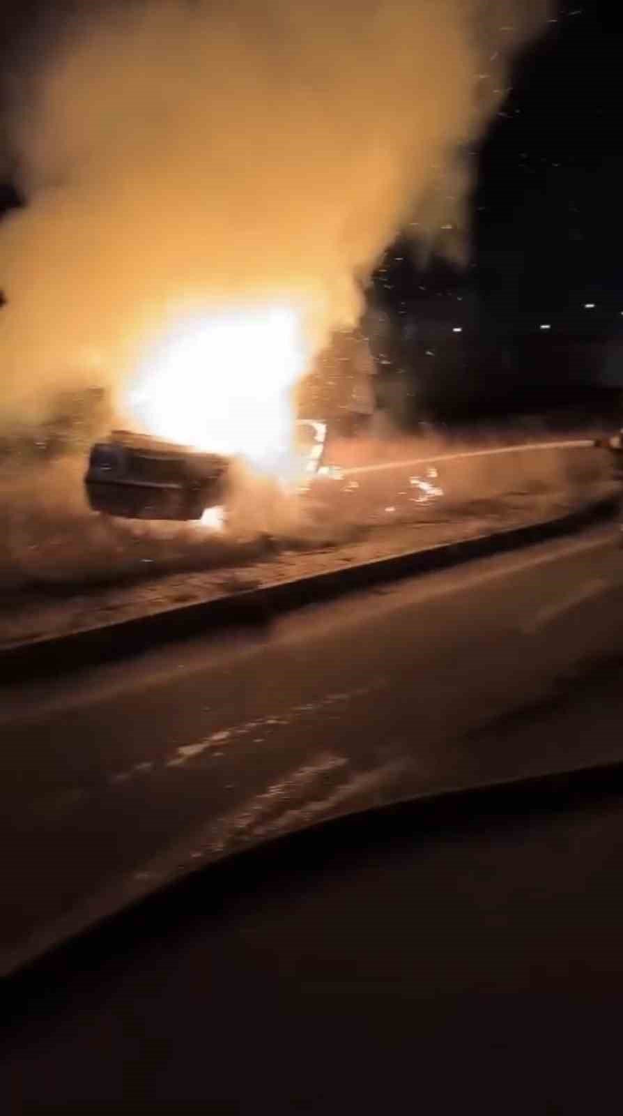 Tarsus’ta Aydınlatma Direğine Çarpan Otomobil Alev Alev Yandı