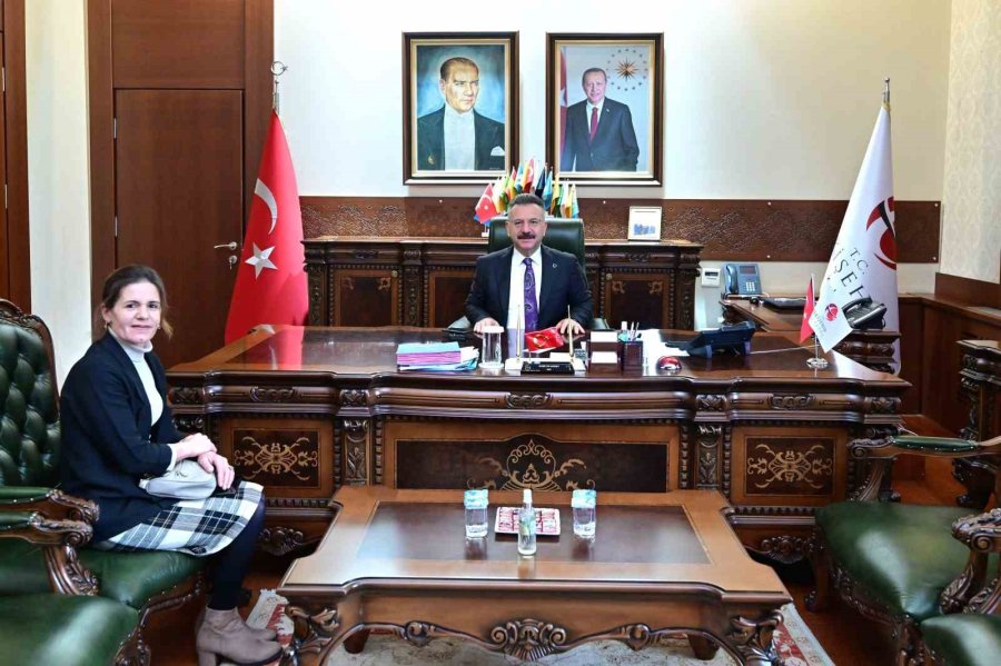 Vali Aksoy’dan Kadın Muhtarlarla Bir Araya Geldi