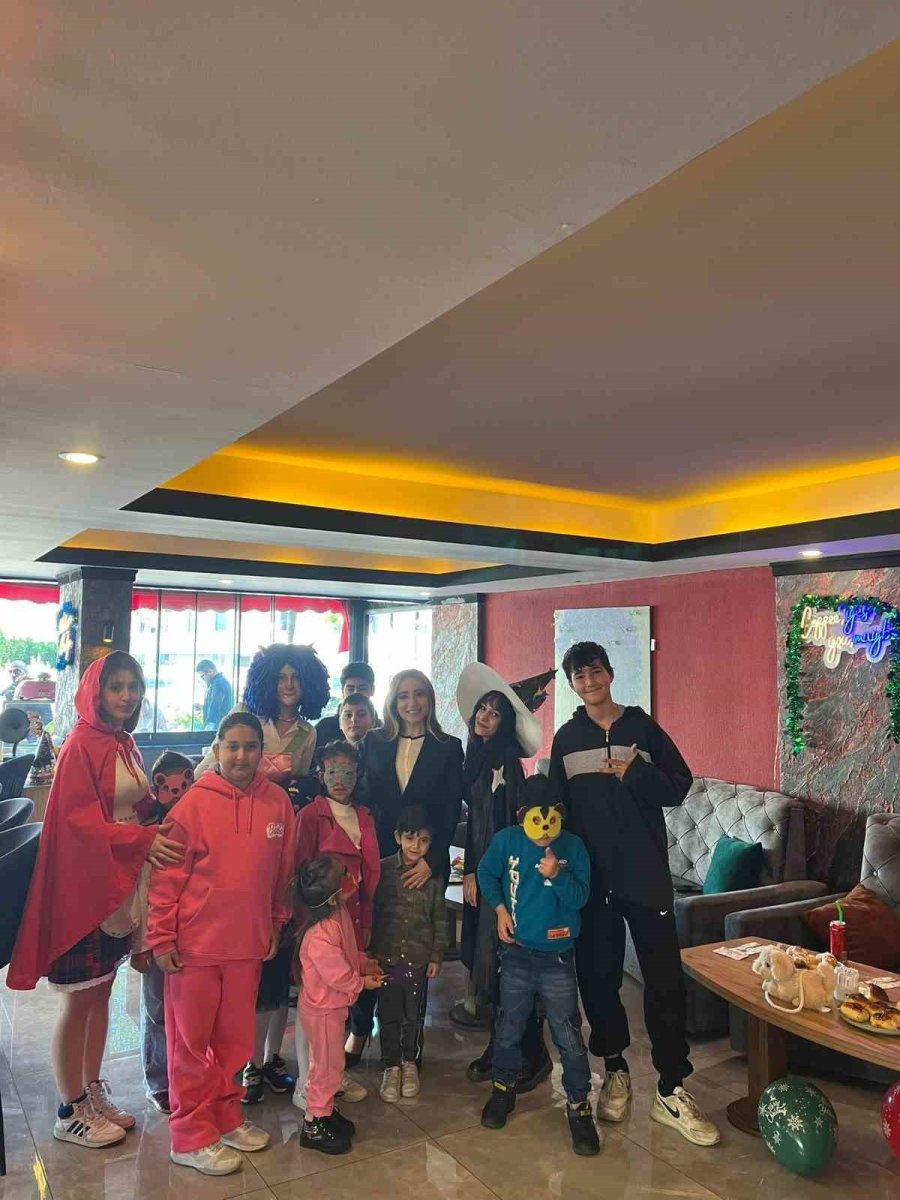 Kanseri 3 Kez Yendi, Şimdi Projeleriyle Tedavi Gören Çocuklara Moral Veriyor