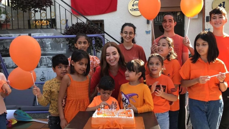 Kanseri 3 Kez Yendi, Şimdi Projeleriyle Tedavi Gören Çocuklara Moral Veriyor