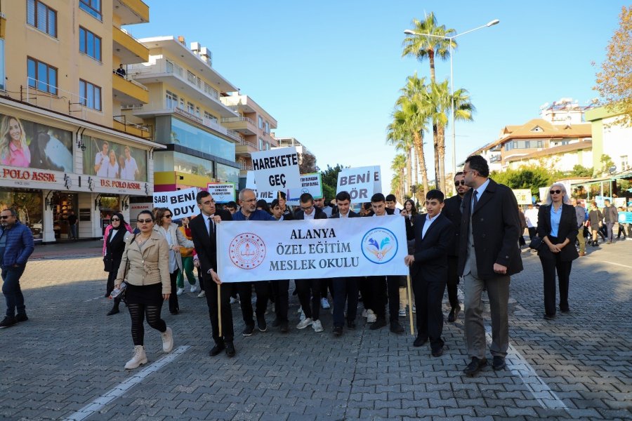 Alanya’da Engelli Bireyler Farkındalık İçin Yürüdü