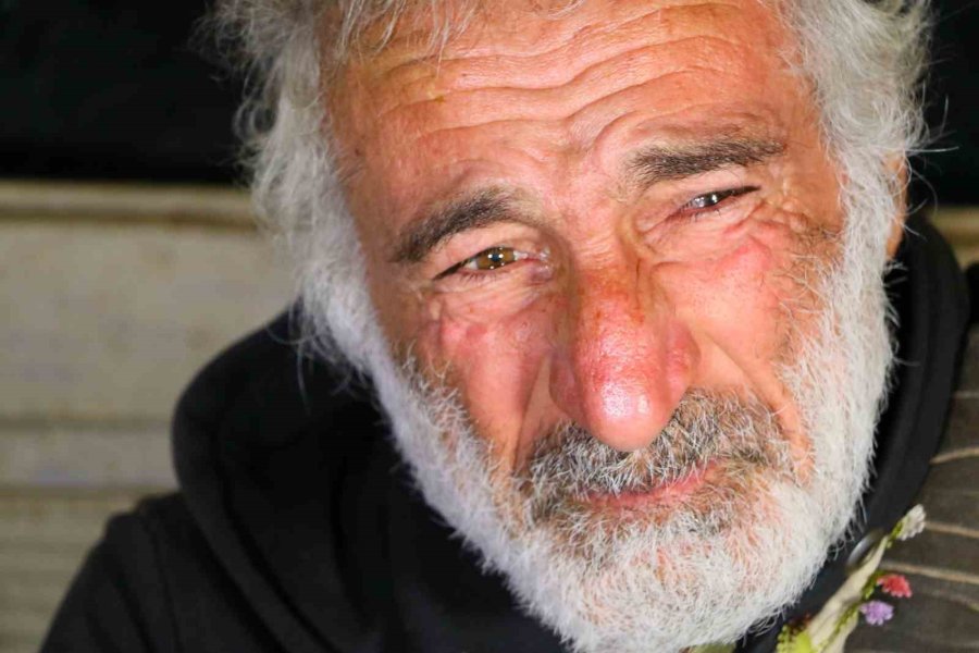 Ölürken Gözyaşlarına Boğulduğu Köpeğini Yaşadığı Barakaya Gömdü