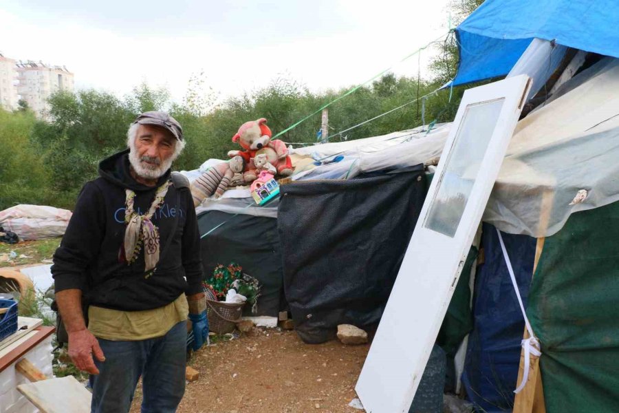 Ölürken Gözyaşlarına Boğulduğu Köpeğini Yaşadığı Barakaya Gömdü