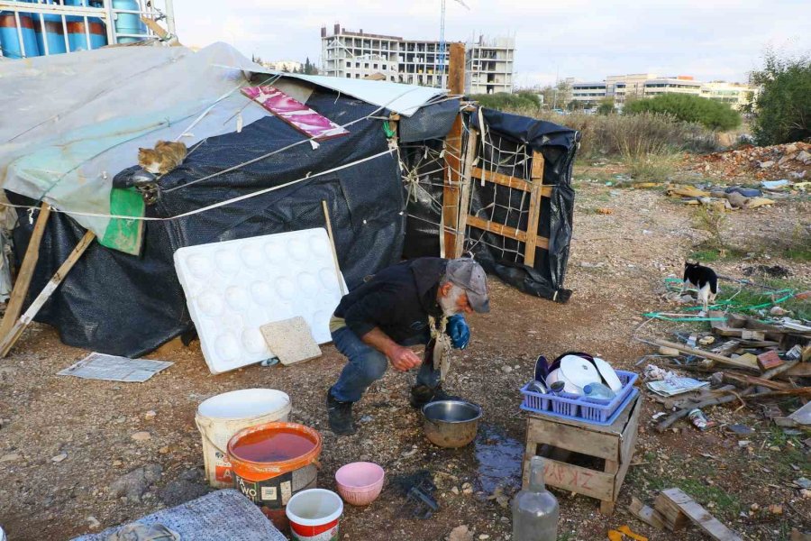Ölürken Gözyaşlarına Boğulduğu Köpeğini Yaşadığı Barakaya Gömdü