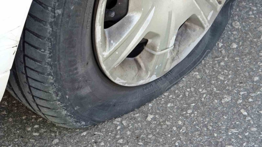 Polisin Lastiklerini Patlatarak Durdurduğu Ehliyetsiz Sürücü: "ehliyetsiziz Diye Araba Mı Kullanmayalım"