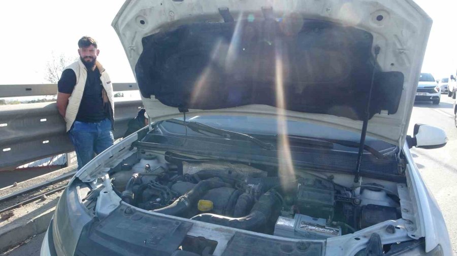 Polisin Lastiklerini Patlatarak Durdurduğu Ehliyetsiz Sürücü: "ehliyetsiziz Diye Araba Mı Kullanmayalım"