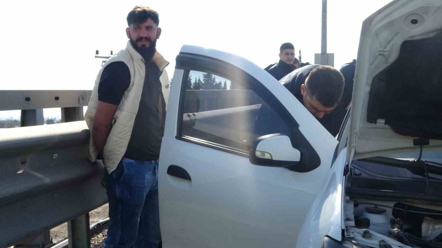 Polisin Lastiklerini Patlatarak Durdurduğu Ehliyetsiz Sürücü: "ehliyetsiziz Diye Araba Mı Kullanmayalım"