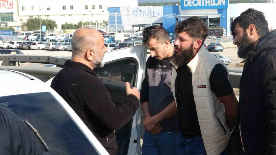 Polisin Lastiklerini Patlatarak Durdurduğu Ehliyetsiz Sürücü: "ehliyetsiziz Diye Araba Mı Kullanmayalım"